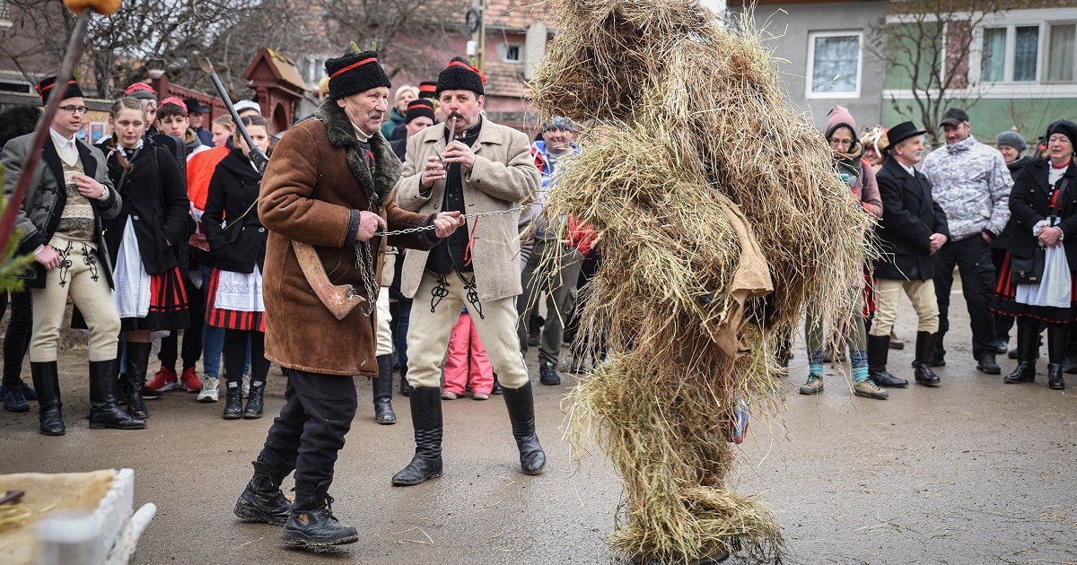 Itt a farsang, áll a bál!